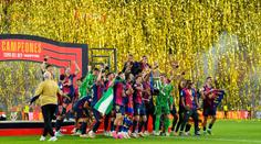 Barcelona slaví zisk Španělského poháru. Real porazila v prodloužení