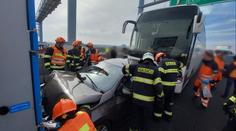 České dálnice zablokovaly hromadné nehody. Hasiči musí vyprošťovat zraněné