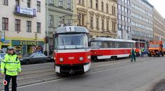 V Praze se čelně SRAZILY DVĚ TRAMVAJE! Špatná VÝHYBKA je poslala přímo PROTI SOBĚ!