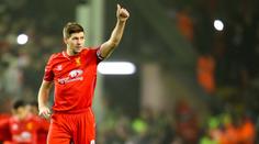 Gerrard slavil gól v charitativním duelu se Celticem. Skoti ho zasypali lahvemi