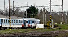 Muž vystupoval z rozjíždějícího se vlaku, zemřel. Dveře starých vozů otevřete i za jízdy