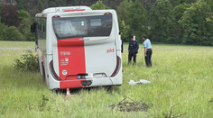 Autobus u Dobříše náhle vyjel ze silnice a zastavil se až na louce. Osm zraněných