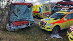Autobus se srazil s náklaďákem! Na místě je 9 zraněných, 2 těžce