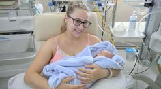 Komplikace při jubilejním porodu ve Zlíně. O život šlo mamince i miminku
