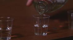 Matka slavila narozeniny vodkou. Ve vedlejším pokoji zemřelo její miminko