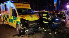 Při srážce sanitky a osobního auta v Praze se zranili 3 lidé