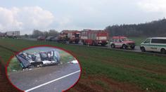 Obrovská tragédie: Tři lidé nepřežili srážku dodávky s kamionem