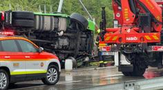 Pražský okruh zastavila nehoda kamionu. Prorazil svodidla a skončil na boku