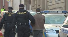 Mladíka zavraždili přímo před jeho bytem! Policie zadržela 7 přátel