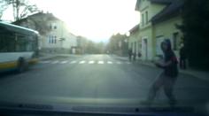 Policie hledá sraženého chodce! Při nehodě zničil řidičce auto