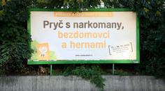 OBRAZEM: Billboardová válka politiků je tu. Likvidace vs. narkomani