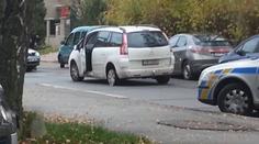 Zběsilou honičku ukončila střelba do pneumatiky, tři policisté jsou zraněni