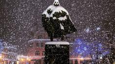 Socha polského hrdiny se mění v Darth Vadera! Stačí, aby napadl sníh