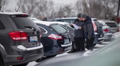 Auta už pro Čechy nemají takovou hodnotu. Kupují si raději ojetiny