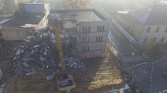 V Chomutově začala demolice paneláku, nahradí ho park. VIDEO