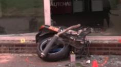 TĚŽKÁ NEHODA: Část motorky letěla po srážce ještě 20 metrů, mladík je těžce zraněný