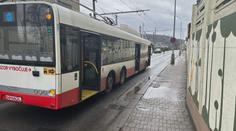 Muž s batoletem v náručí vyskočil za jízdy z trolejbusu. Prchal před revizorem