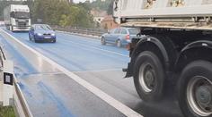 Barevných označení vozovky přibývá, varuje řidiče před nebezpečím