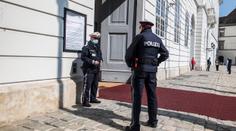 V sídle prezidenta Rakouska ohlásili bombu, venku chodil muž s mačetou