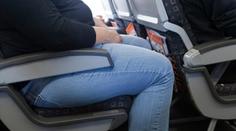 Žena letěla vedle obézní cestující: Její tuk ohrozil bezpečnost, tvrdí