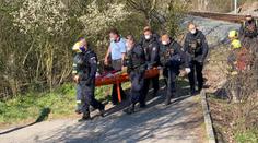 Muže smetl kus padající skály, z nepřístupného terénu ho museli vynést