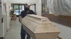 Krematoria nestíhají. Nebožtíky plánují rozvážet po celém Česku