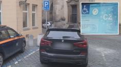 Parkoval na místě pro invalidy, strážníkům pak zapíral falešný průkaz! VIDEO