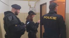 Celníci si došlápli na nelegální migranty. Barmana zatkli uprostřed směny