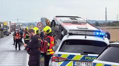 U pražských Kolovrat se srazil kamion s autobusem. Tři lidé jsou zranění
