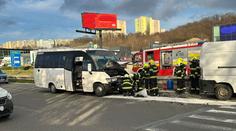 Na Slovensku havaroval autobus převážející děti ze školky. Čtyři jsou zraněné