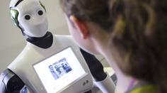 Robot se zamiloval do výzkumnice, vášnivě ji objímal a odmítl ji pustit z laboratoře