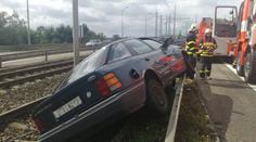 Řidič za volantem zaspal. Auto skončilo na tramavjových kolejích