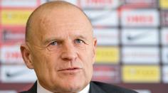 Sparťanský boss Hřebík měl nehodu! Vjel na koleje a smetla ho tramvaj