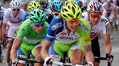 Cyklisté na Tour bojovali s rozházenými připínáčky, vidět byl znovu Sagan