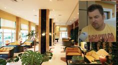 FOTO: Pěkný hotel! Ale být tam 24 hodin denně? Podívejte se, kde Kramný bydlí