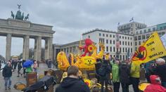 VIDEO: Aktivisté vyšli do ulic Berlína. Mezi nimi ležel mrtvý dinosaurus