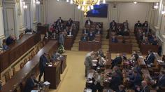 Poslanci mají kromě platu i náhrady. Někteří si přijdou na statisíce měsíčně