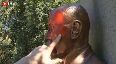 VIDEO: V Bystřanech natřeli vandalové bustu T. G. Masaryka na rudo!