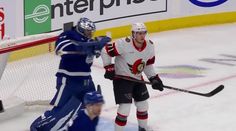 Brankář v NHL šikanoval soupeře, fanoušci nechápou stejný trest pro oba