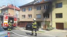 V Brně hořel dům, starého pána zachránili sousedé po žebříku