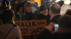Česko si připomnělo 17. listopad. Babiše i Turka na Národní třídě vypískali