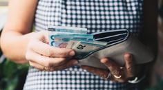 Banka vyzývá lidi, aby měli doma hotovost. Bojí se výpadků platebních systémů