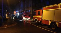 Požár v garáži zamořil celou bytovku, hasiči zachránili 16 lidí
