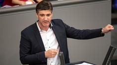 Poslanec opustil ženu a tři děti. Kvůli pornoherečce