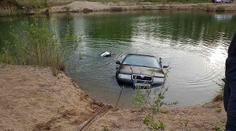 Mladý pár zapomněl na brzdu. Auto skončilo 8 metrů pod hladinou