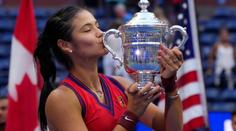 Senzační Raducanuová zvítězila! K trofeji US Open jí gratulovala britská královna