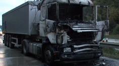 Kamion narazil do domu, vytekla z něj nafta
