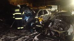 Na parkovišti u Vyšehradu shořela tři auta, škoda milion korun!