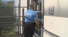 Koronavirus dál kosí Česko! V Jablonci ochromil tamní strážníky