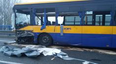 Dodávka s bazénem u Břeclavi narazila do autobusu! 6 zraněných